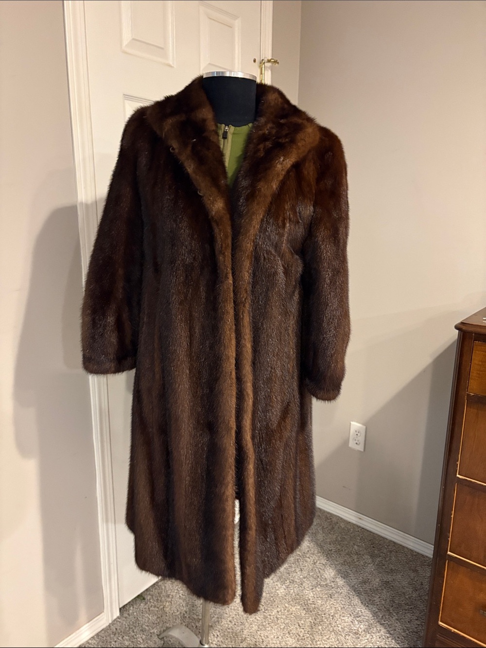 Magogany Brown Full-Length Mink Coat - Elegant Women's Outerwear. 6B